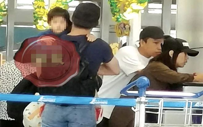 Con gái 2 tuổi của Lâm Tâm Như và Hoắc Kiến Hoa lần đầu tiên lộ diện, được bố chiều chuộng chăm sóc tại sân bay