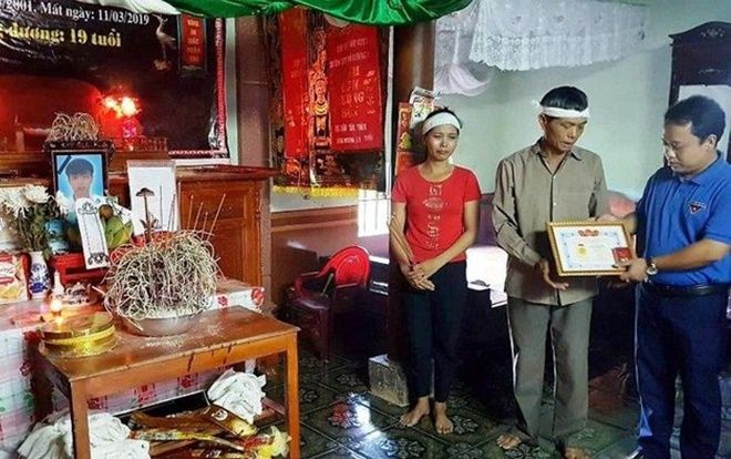 Truy tặng huy hiệu 'Tuổi trẻ dũng cảm' cho nam sinh quên mình cứu người