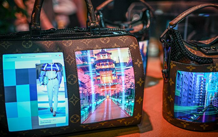 Tin được không, túi Louis Vuitton giờ còn có cả màn hình lướt web nhưng giá thì khiến ai cũng giật mình