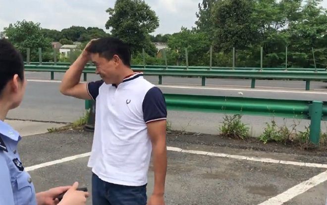 Con rể 'bỏ quên' bố vợ, chạy xe hơn 100 km mới phát hiện ra