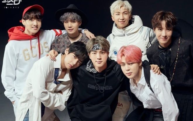 BTS khoác lại những bộ trang phục trước cho 'New Festa Family Portraits 2019!'