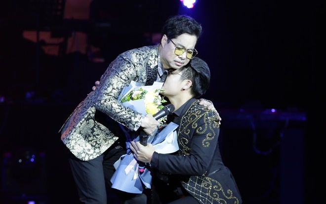 Cha con Ngọc Sơn - Duy Cường bật khóc khi tái hợp trên sân khấu biểu diễn 'Tình phụ tử'