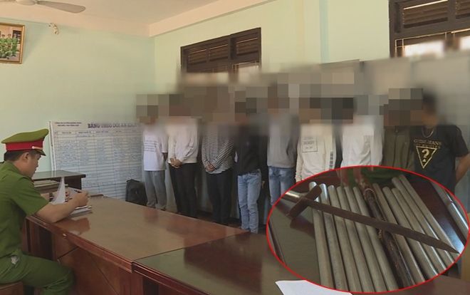 Thách đấu nhau trên mạng, hàng chục học sinh dùng hung khí lao vào hỗn chiến khiến 1 em trọng thương