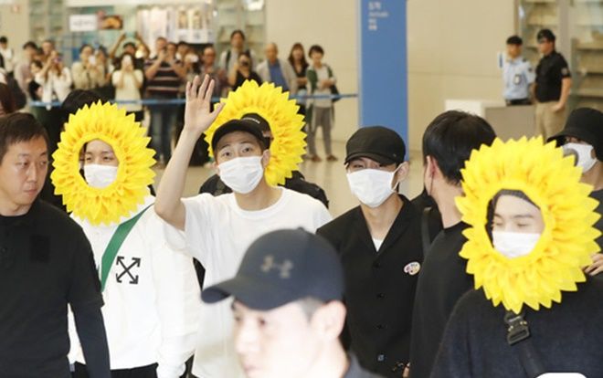 Jin, Suga và J-Hope hóa thành 'hậu duệ hoa mặt trời', dáng người đẹp nao lòng của Jung Kook ở sân bay