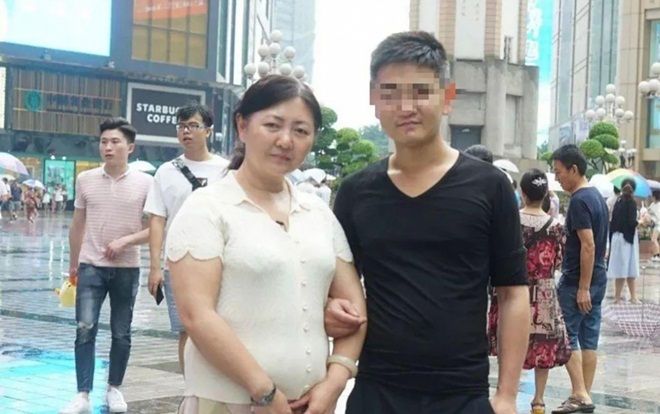 Nuôi hơn 20 năm mới biết không phải con trai ruột, bà mẹ kiện tòa án đòi bồi thường gần 10 tỷ