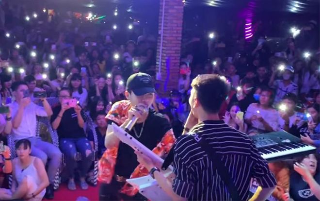 Đang biểu diễn vẫn không quên 'nựng' nhau thế này, Jack và K-ICM muốn fan sống sao?