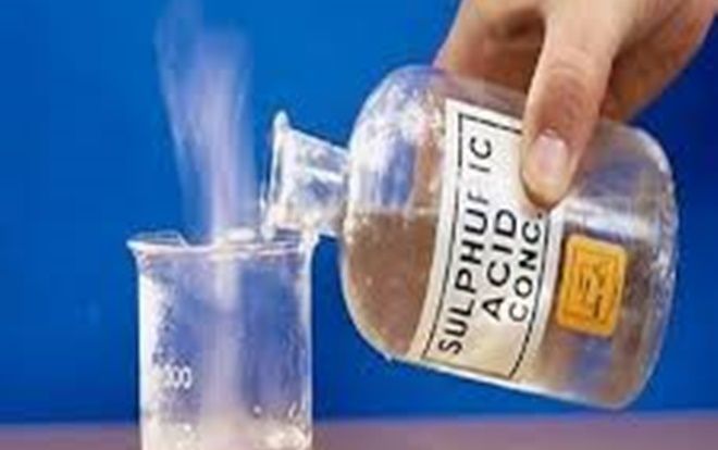 Vợ tạt axit chồng vì nghe thầy bói phán 'có vong nữ xinh đẹp đeo bám'