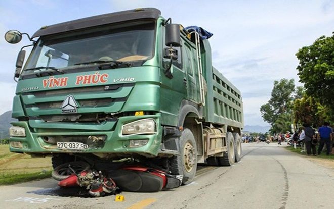 Xe tải lấn làn gây tai nạn, kéo lê xe máy hơn 70m khiến cháu bé 1 tuổi tử vong