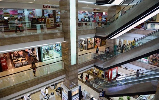 Cháu bé bị rơi trước cửa hàng thời trang Zara ở trung tâm thương mại xuống đất