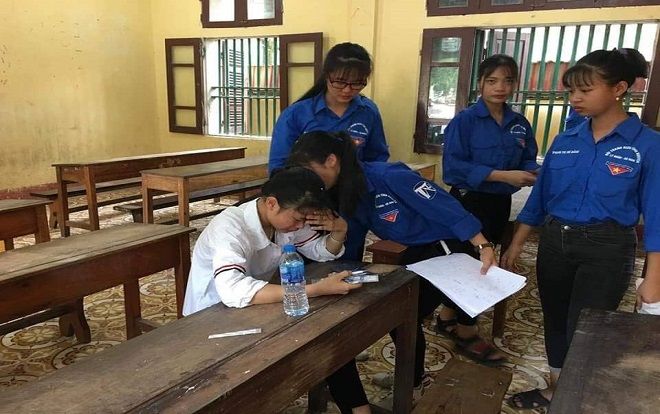 Hình ảnh đẹp nhất trong kỳ thi tuyển sinh vào lớp 10 vừa qua: ‘Lỡ rồi, cố nốt môn còn lại em nhé!’