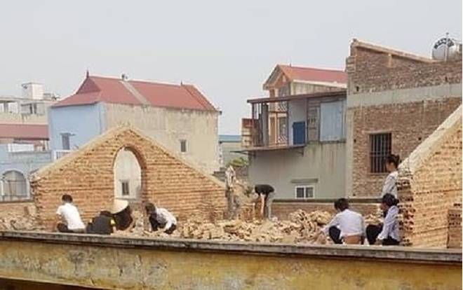 Gây tranh cãi vì hình phạt học sinh đẽo gạch trên mái nhà giữa trời nắng, Hiệu trưởng nhà trường nói gì?