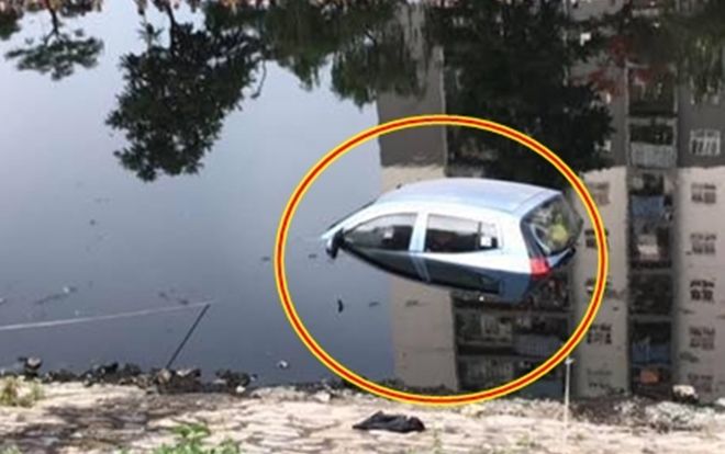 Tài xế quên không cài phanh, ô tô 4 chỗ bất ngờ lao xuống sông Tô Lịch