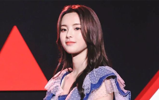 Dương Siêu Việt cơ trí phản hồi về việc trang phục bị chê bai