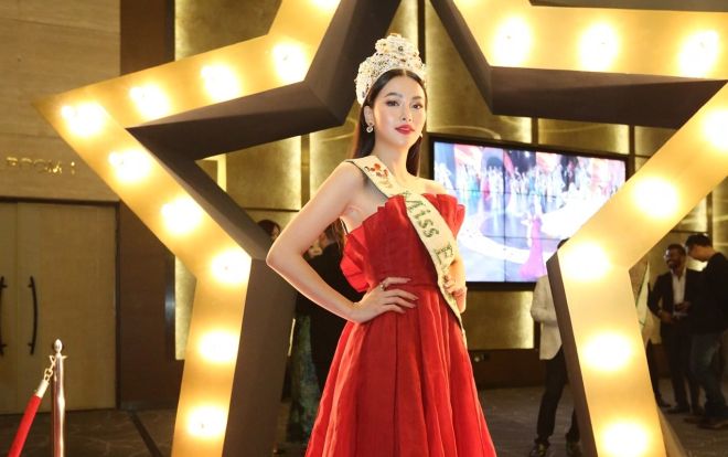 Phương Khánh khiến fan quốc đảo sư tử ngây ngất khi làm giám khảo Miss Earth Singapore 2019