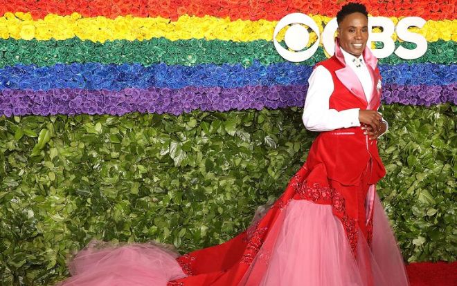 Ông hoàng thảm đỏ Billy Porter đỏ rực một vùng trời trong chiếc váy dài thướt tha