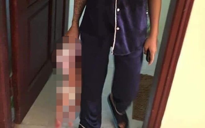 Người mẹ túm cổ áo xách con nhỏ gần 20 ngày tuổi do mâu thuẫn với chồng chưa cưới