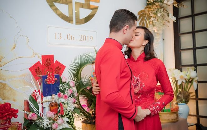 Đám hỏi Phương Mai: Siêu mẫu mặc áo dài cá chép đỏ rực hôn chồng đắm đuối