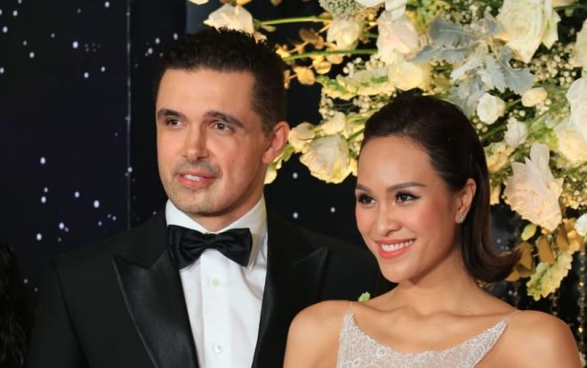 Phương Mai 'diện' váy cưới gợi cảm hết cỡ sánh đôi chồng Tây trong hôn lễ