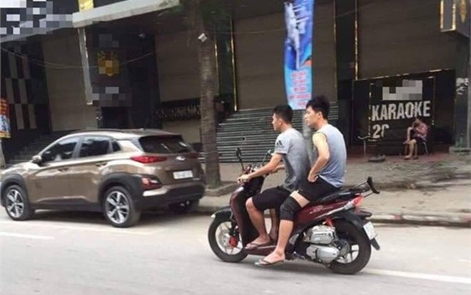 Hai ngôi sao tuyển Việt Nam đi xe máy không đội nón bảo hiểm, bị cư dân mạng 'ném đá'