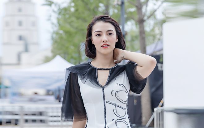 Hồng Quế mặc áo dài cách tân của NTK Hà Duy, catwalk nổi bật giữa dàn model Trung Quốc