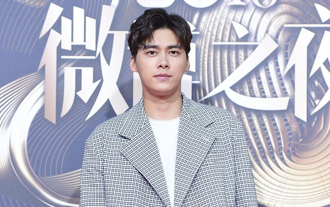 Fan rời khỏi FC vì Lý Dịch Phong nhận vai chính trong phim huyền huyễn ngôn tình 'Kính song thành'