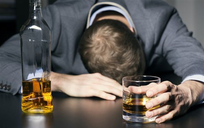 Đau ngực dữ dội, thanh niên vội đến bác sĩ và phát hiện gây sốc sau đêm say xỉn