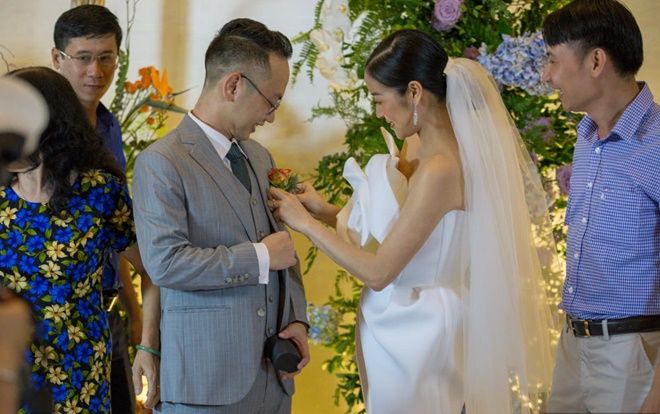 Toàn cảnh đám cưới MC Phí Linh: Cô dâu xinh đẹp 'nâng khăn sửa áo' cho chú rể trước giờ G