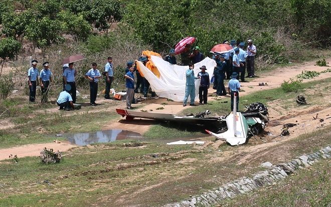 Người dân bàng hoàng kể lại giây phút máy bay quân sự rơi làm 2 phi công tử vong ở Khánh Hòa