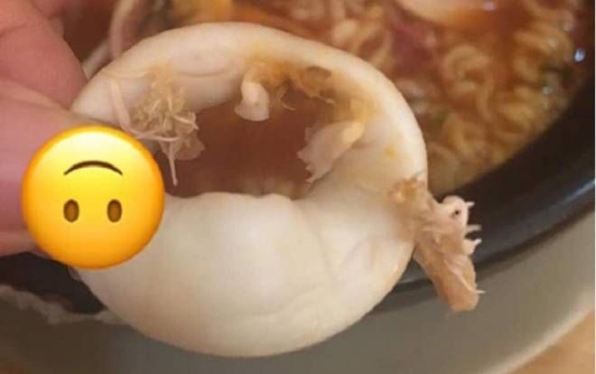 Quán mỳ cay của diễn viên Quốc Trường 'Về nhà đi con' bất ngờ bị tố có 'sinh vật lạ' trong đồ ăn gây xôn xao