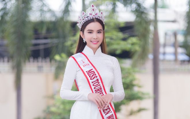 Hoa hậu Huỳnh Vy e ấp trong tà áo dài trắng, đội vương miện về thăm trường xưa