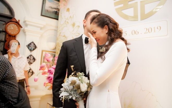 Phương Mai nghẹn ngào khóc trong ngày lên xe hoa