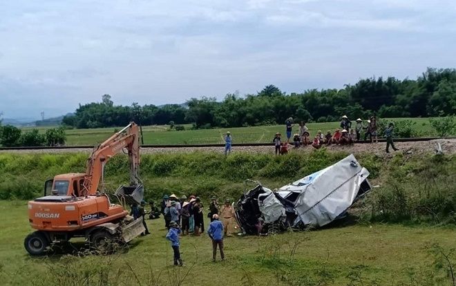 Xe tải nát bét, tài xế nguy kịch sau cú va chạm kinh hoàng với tàu hỏa