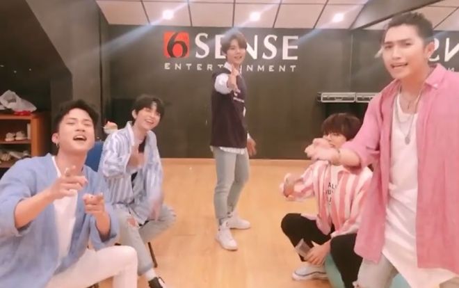 Clip: Uni5 'xuất khẩu thành nhạc' thể hiện sự vui sướng khi được gặp fan