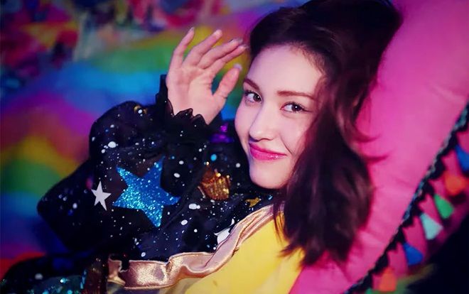 Jeon Somi thể hiện tình cảm với những thành viên cùng công ty trong chương trình thực tế đầu tiên của mình