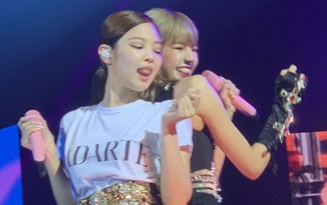 Fan thi nhau 'chèo thuyền' #Jenlisa sau concert của BlackPink tại Sydney