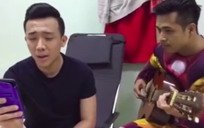 Clip: Fan thích thú với màn song ca 'anh đàn - em hát' của Trấn Thành và Trương Thế Vinh