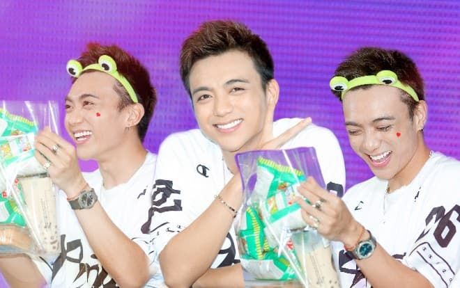 'Chú ếch' Soobin Hoàng Sơn cười tít mắt khi nhận túi snack siêu to khổng lồ từ fan, mồ hôi lã chã vẫn hết mình trong buổi ký tặng