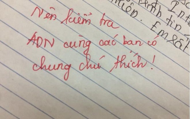 Phát hiện học trò làm bài giống hệt nhau, nữ giáo viên viết lời phê nhẹ nhàng mà sâu cay 'Nên kiểm tra ADN những bạn có chung chú thích'