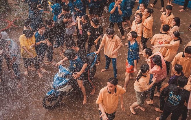 Nhận được 'thư khiêu chiến', học sinh trường THPT Tịnh Biên đem cả xe gắn máy, bình xịt thuốc trừ sâu vào màn ‘đại chiến bong bóng nước’