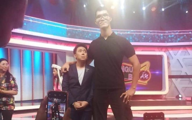 Anh 'Đuông Dừa' Trấn Thành hết bị chê béo thì lại tự ti về chiều cao khi đứng cạnh chàng trai 2m2