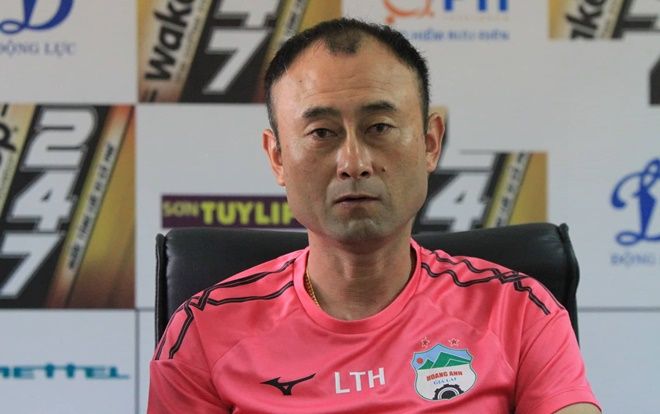 Thua đậm trước SLNA, HLV HAGL đổ thừa do mặt sân quá cứng ?