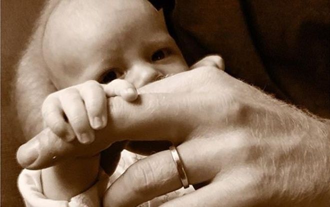 Hoàng tử Harry và Meghan lần đầu chia sẻ ảnh cận mặt con trai vô cùng đáng yêu
