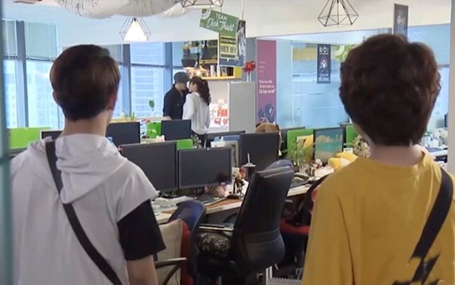 Về nhà đi con: 'Tomboyloichoi' Dương shock khi thấy chú Quốc và chị Huệ hôn nhau