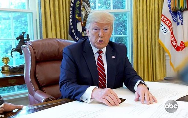 Tổng thống Trump đuổi cấp dưới ra khỏi phòng vì ho khi ông đang trả lời phỏng vấn