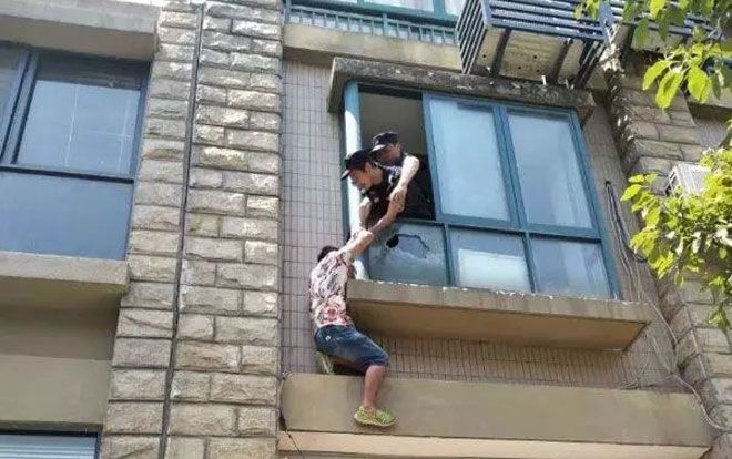 Bị mẹ quản thúc từ giờ ăn giấc ngủ tới từng chiếc áo chiếc quần, nam thanh niên 28 tuổi đòi nhảy lầu tự tử