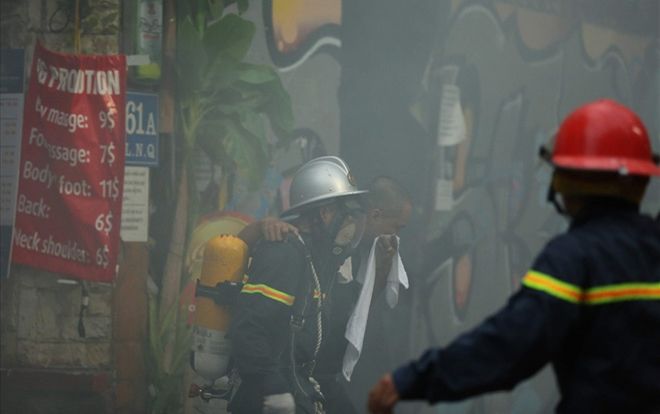 Giải cứu gần 30 người trong vụ cháy khách sạn ở phố cổ Hà Nội