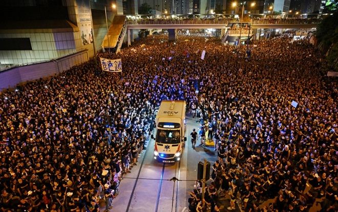 Video 'biển người' biểu tình ở Hong Kong nhường đường cho xe cứu thương gây sốt mạng xã hội