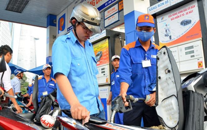 Giá xăng giảm mạnh hơn 1.000 đồng/lít từ 15 giờ hôm nay