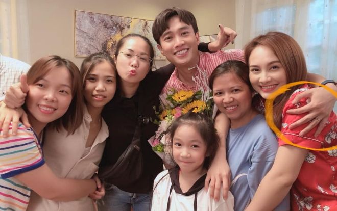 Quốc Trường đăng tải ảnh chia tay đoàn phim Về nhà đi con, khán giả chỉ chú ý tới khoảnh khắc tình cảm này với Bảo Thanh