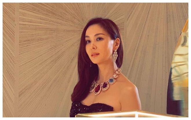 Chăm vợ khéo như Jang Dong Gun, U50 rồi mà sắc vóc vẫn trẻ đẹp kinh ngạc